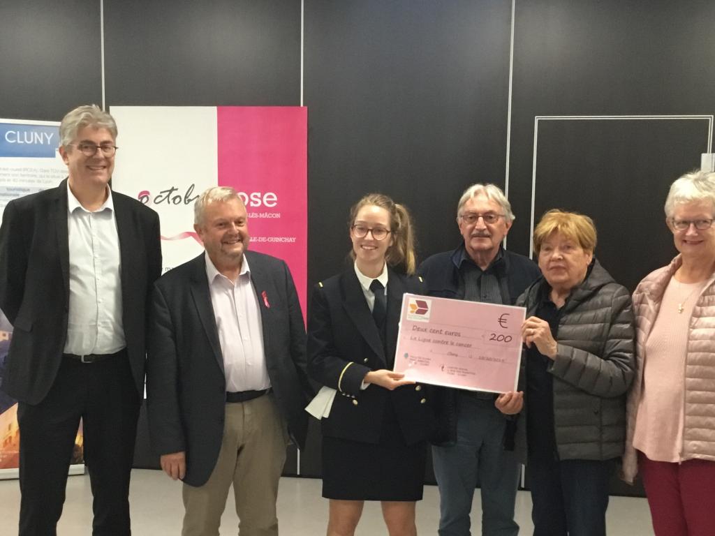 Remise du chèque des bénéfices des ventes de la marche Rose