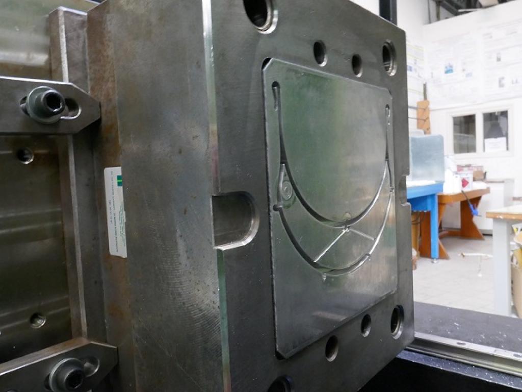 Presse fabrication injection plastique visières