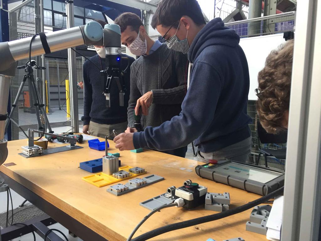 de proposer des enseignements de gestion industrielle au plus proche des réalités industrielles et de développer de nouveaux axes de recherche 