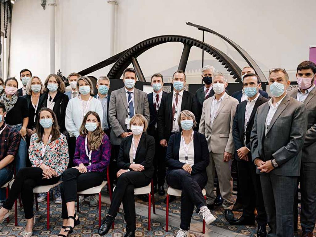 Laurent Champaney, directeur général d’Arts et Métiers et Philippe Degobert, directeur du campus de Lille, entourés des représentants des nouveaux mécènes : EDF, la maison Hermès, LENZE Drive Systems et le cabinet de conseil en transformation numérique mc2i.