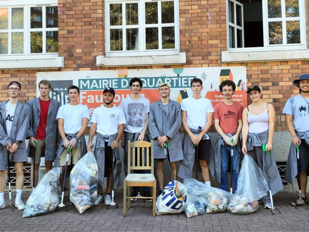 Groupe d'étudiants ramassant des déchets devant la Mairie de Quartier