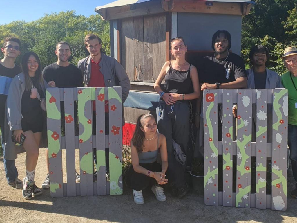 Groupe d'étudiants peignant des palissades