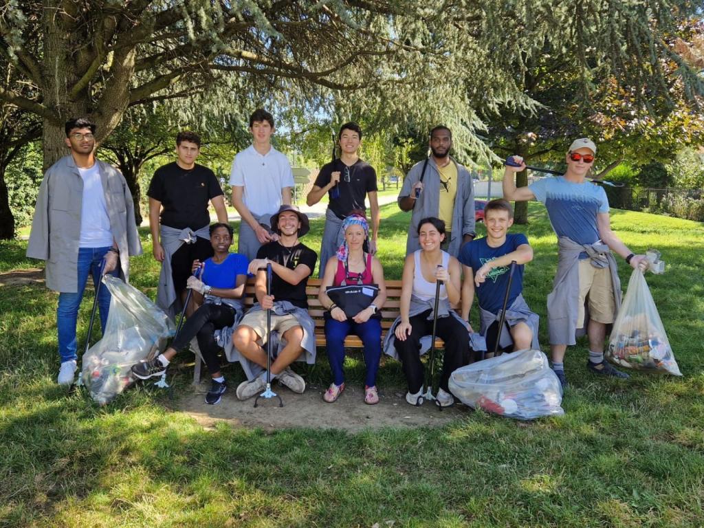 Autre groupe d'étudiants ramassant des déchets dans un espace vert