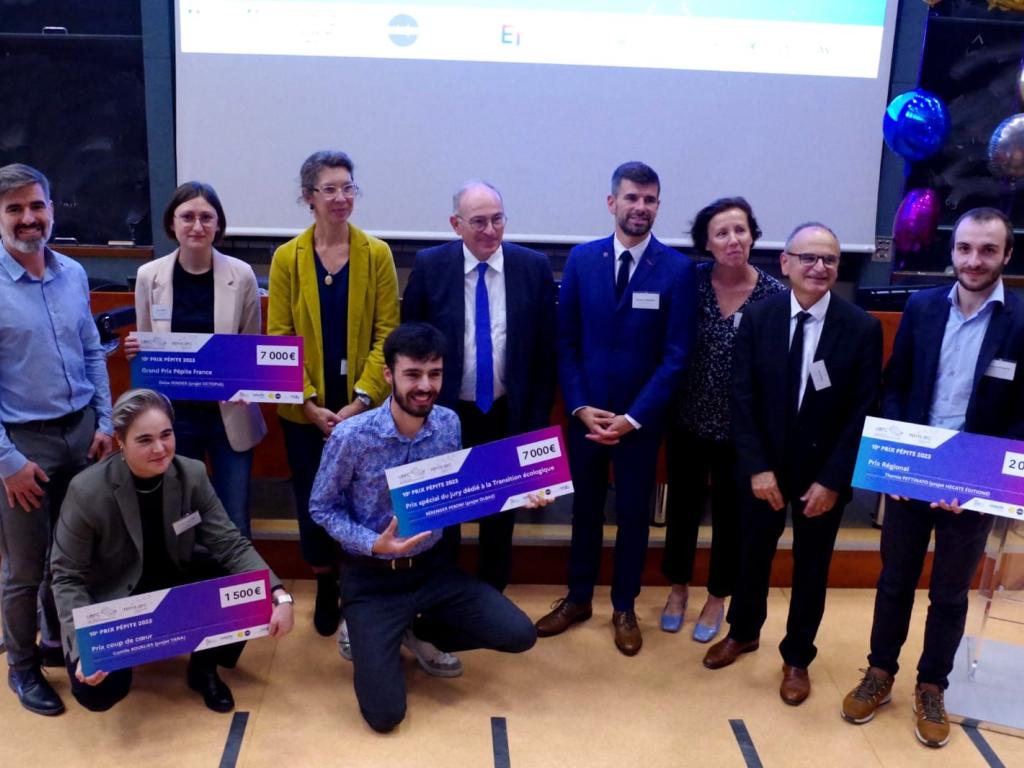 Eloïse est entourée des autres lauréats 