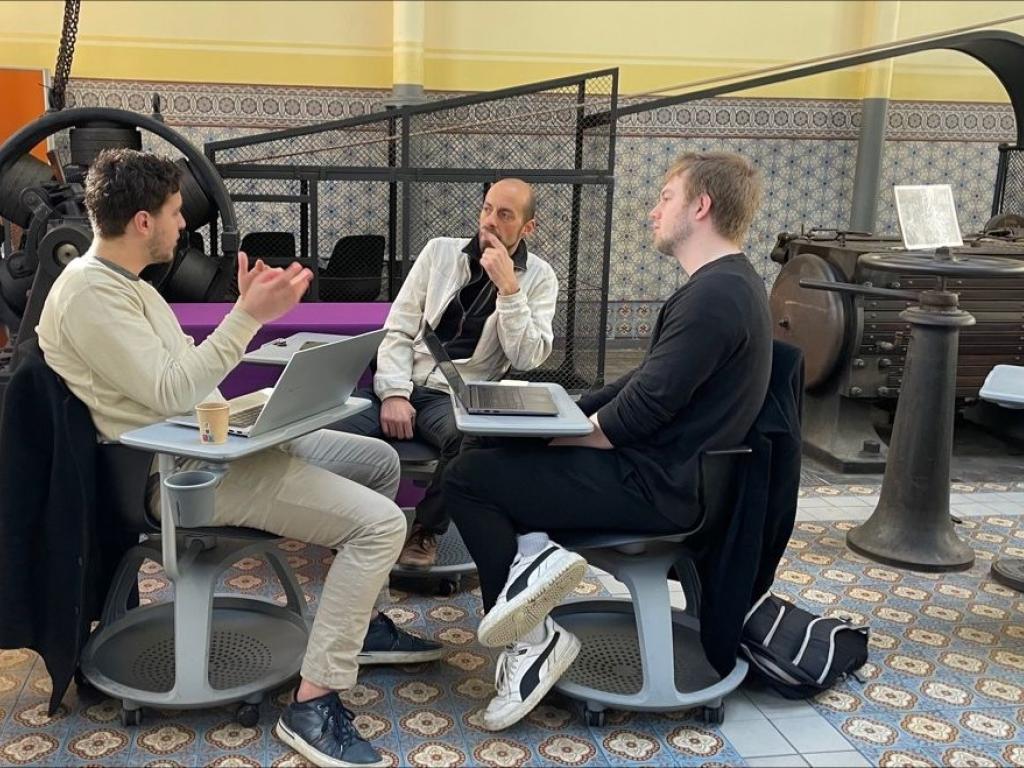 Etudiants en réflexion