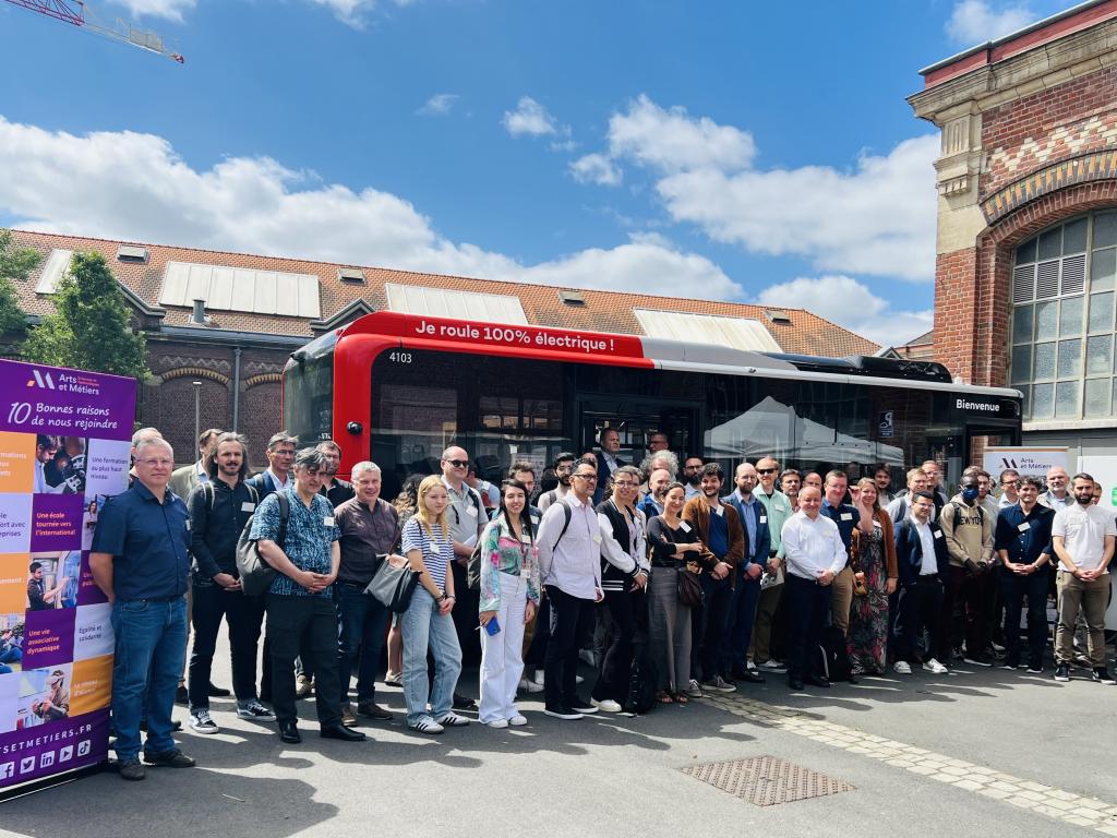 Groupe de participants devant le bus électrique