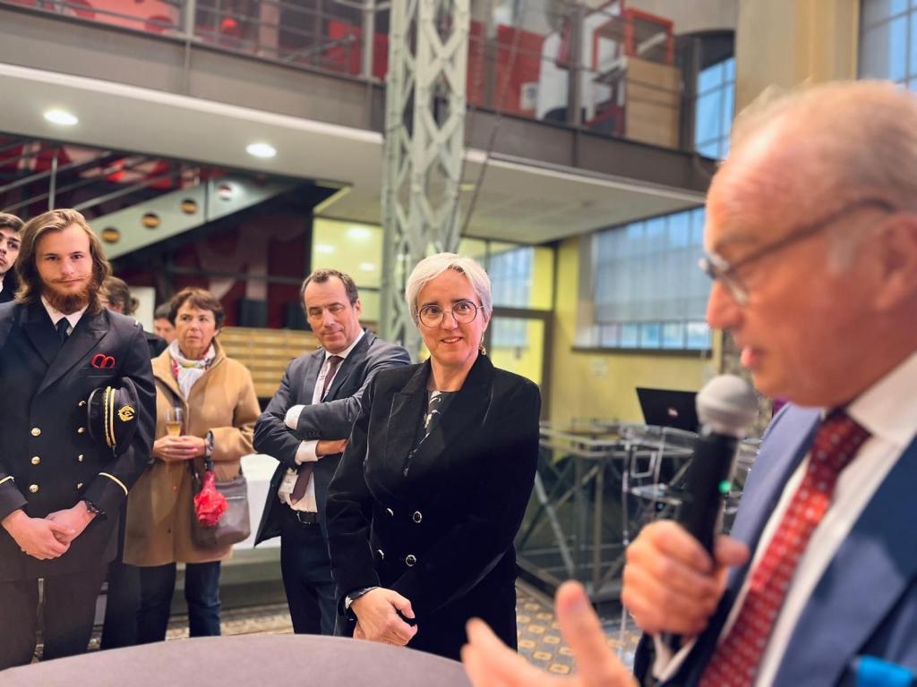 Catherine Davy entourée de ses proches, étudiants et collègues lors de sa remise de médaille