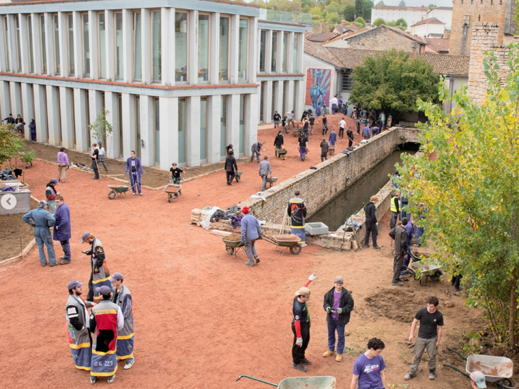 Les élèves en plein chantier