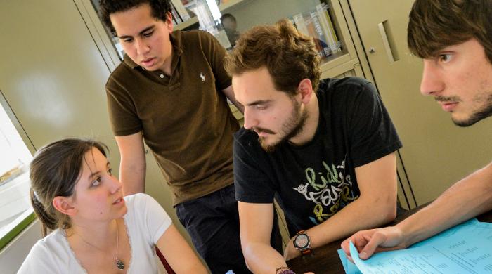 Visuel présentant un groupe d'étudiants en phase d'analyse