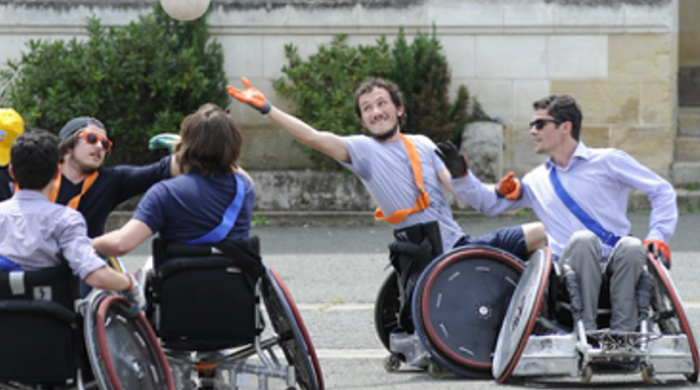 Visuel présentant un groupe de jeunes hommes pratiquant un handisport