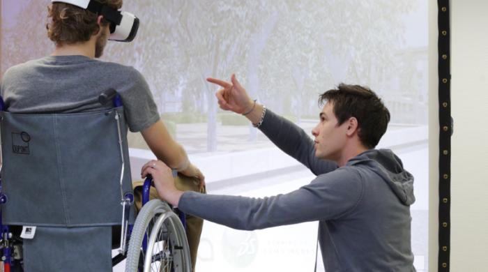 Visuel présentant une personne avec un casque de réalité virtuelle, accompagné pas un homme positionné sur le côté