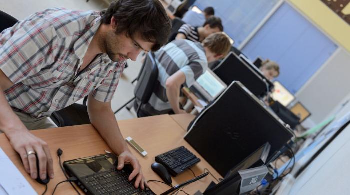 Etudiant salle informatique