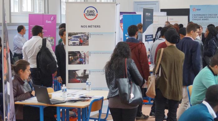 La bourse aux stages, moment d'échanges entre élèves et entreprises