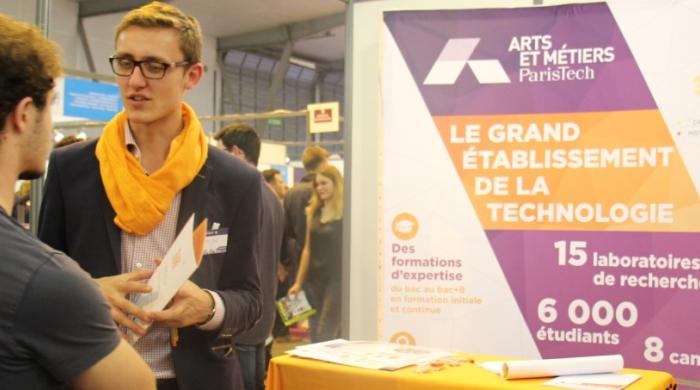 Etudiant ambassadeur Arts et Métiers lors d'un salon
