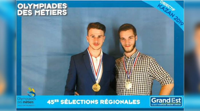 Tony LACKOVIC, à droite, avec son coéquipier; médaillés de la finale régionale Grand Est en mécatronique