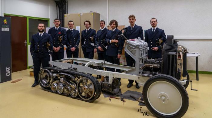 Les étudiants Arts et Métiers autour du Scarabée d'Or