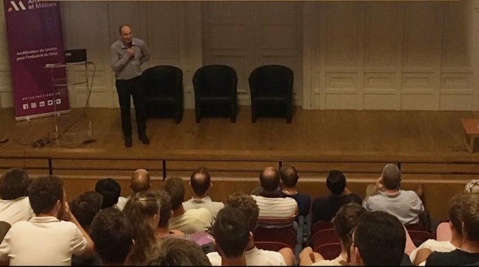 Hugues Roland, reponsable du bureau d'études de KSB lors de la rentrée aux Arts et Métiers