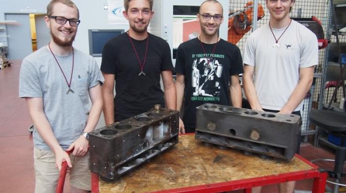 Des étudiants reconstituent un bloc moteur des années 30 avec des outils 4.0