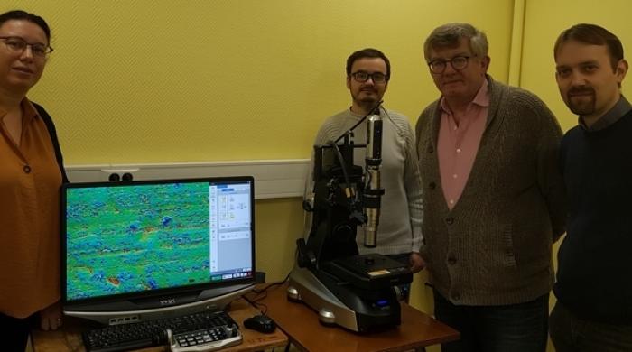 Myriam Dumont, Alex Montagne, Thierry Coorevits et Adrien Van Gorp devant le microscope numérique 3D VHX de Keyence. 