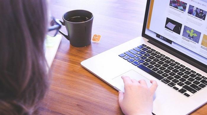 Etudiante-bureau bandeau