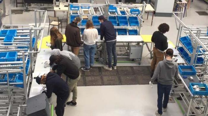 Les élèves ingénieurs étudient la gestion industrielle