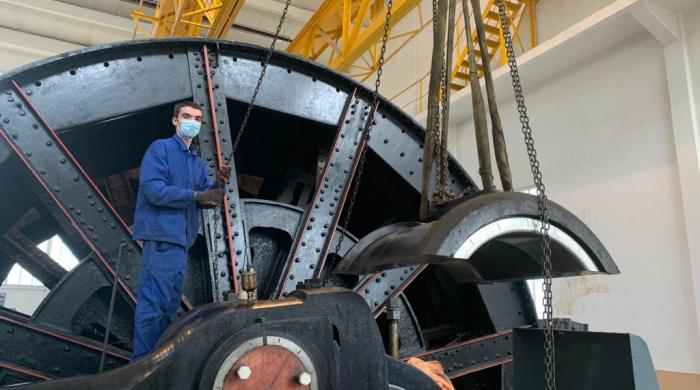 Quentin BOULINGUIEZ devant la machine