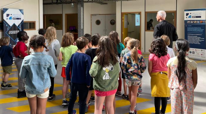 Enfants de primaire qui découvre un laboratoire