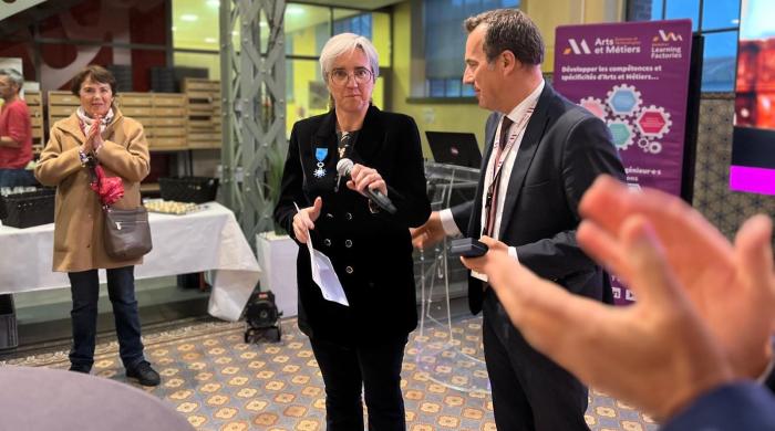 Catherine Davy, Directrice du campus Arts et Métiers de Lille, reçoit la médaille de Chevalier de l’Ordre National du Mérite