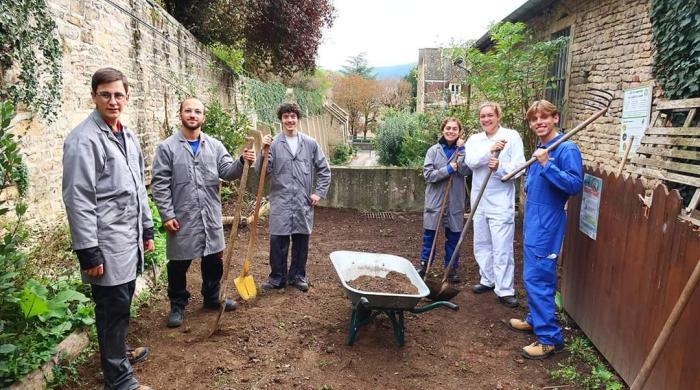 300 élèves en 1re année du Programme Grande Ecole Arts et Métiers des campus de Châlons-en-Champagne et de Cluny se sont lancé le défi d'accomplir ensemble des chantiers de réhabilitation et de rénovation pour 10 associations clunisoises.
