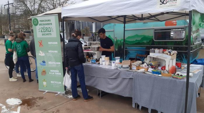 Une caravane remise en état par l'association permet de se faire connaître et d’organiser des ateliers Do It Yourself.