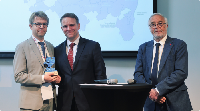 Marc Ferracci, Ministre chargé de l’Industrie et de l’Energie et François Rebsamen, Ministre de l’Aménagement du territoire et de la Décentralisation remettent le prix fonds vert 2025 à Stéphane Fontaine, directeur du campus Arts et Métiers de Metz.