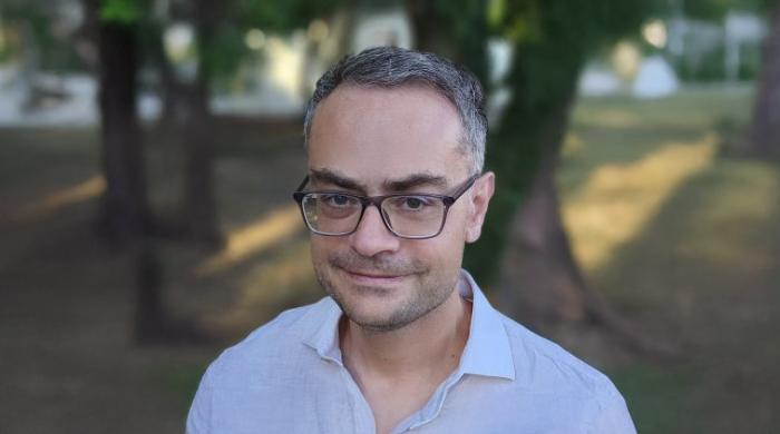 homme avec des lunettes 