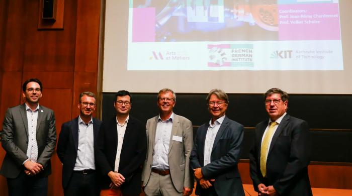 groupe d'hommes devant une présentation