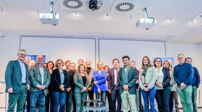 groupe de personnes posant pour la photo 