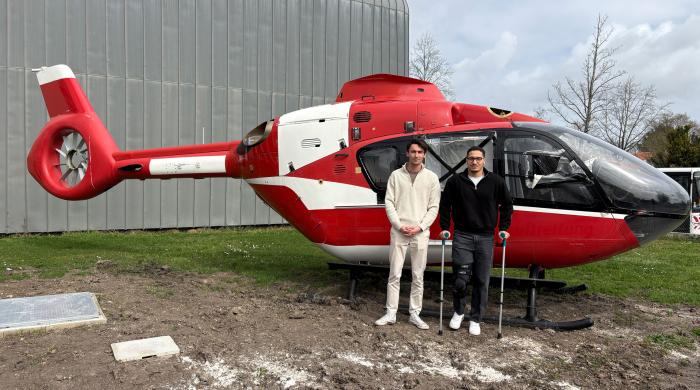 Deux hommes devant un hélicoptère