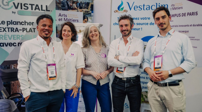 Corinne Raclin, responsable des partenariats et du développement de l’incubateur Arts et Métiers, et Marie Brandewinder, sa directrice, sur le stand de VivaTech l'an dernier avec l'équipe d'une startup.