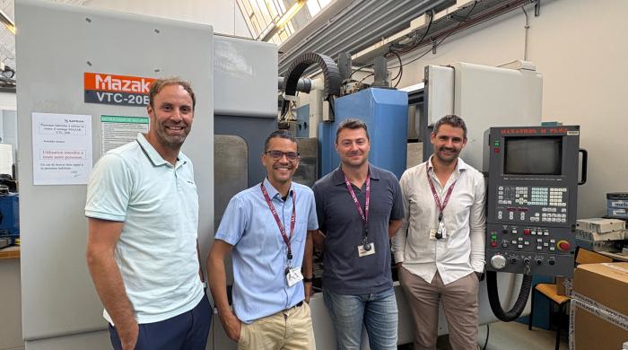hommes devant une machine Safran