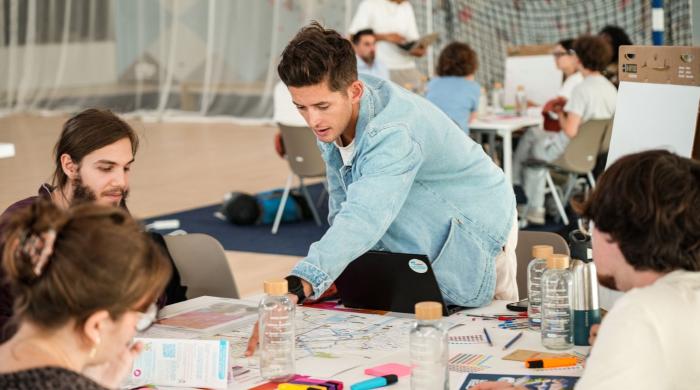 Jeune homme travaillant sur un projet