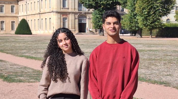 Ihssane Baraghen et Mohammed Derssi devant le bâtiment de l’ababye de Cluny.