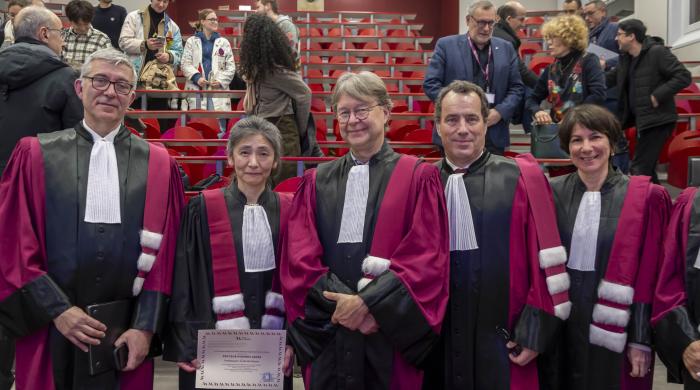 5 personnes qui posent pour la photo avec le titre de Docteur Honoris Causa à Junko Morikawa